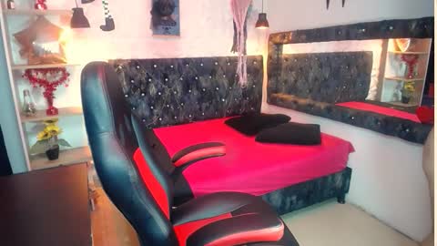 mia online show from 10/06/25, 12:02