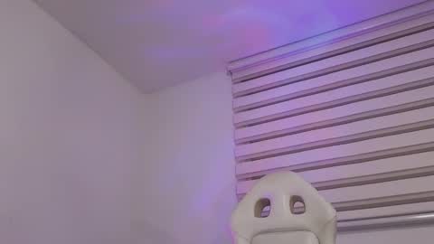 Snapshot of miavero chatting on 02/14/25, 02:39 Mia online show from 02/14/25, 02:39