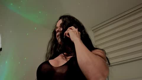 Snapshot of miavero chatting on 09/10/25, 06:08 Mia online show from 09/10/25, 06:08