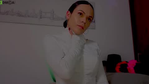 Snapshot of miavero chatting on 10/19/25, 04:40 Mia online show from 10/19/25, 04:40