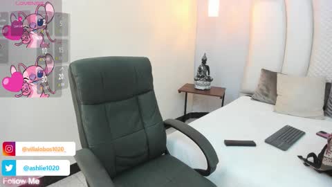 Mia Villalobos online show from 10/12/25, 04:50