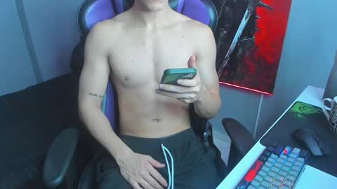 Snapshot of michael_twink18 chatting on 10/10/25, 04:22 Michael online show from 10/10/25, 04:22