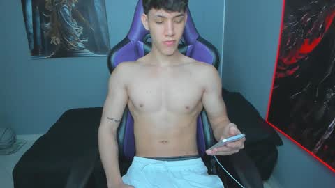 Snapshot of michael_twink18 chatting on 10/25/25, 03:58 Michael online show from 10/25/25, 03:58