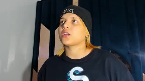 Snapshot of michell_rs chatting on 12/15/25, 01:43 michell_rs online show from 12/15/25, 01:43