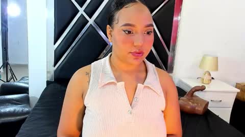 Snapshot of michellelewiss_ chatting on 10/20/25, 11:21 Michelle online show from 10/20/25, 11:21