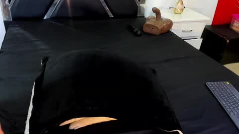 Snapshot of michellelewiss_ chatting on 10/23/25, 12:04 Michelle online show from 10/23/25, 12:04