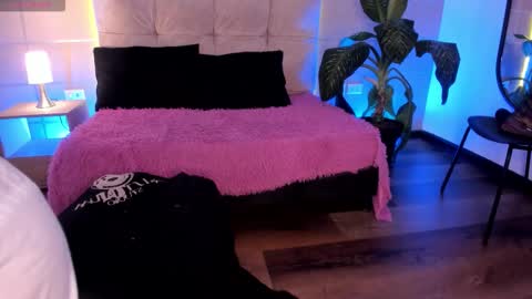 michonne_09 online show from 12/14/25, 01:00