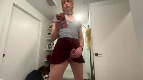 Snapshot of mickisofine chatting on 07/20/26, 02:37 mickisofine online show from 07/20/26, 02:37