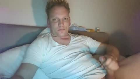 Snapshot of mickkxl chatting on 01/15/25, 08:16 mickkxl online show from 01/15/25, 08:16