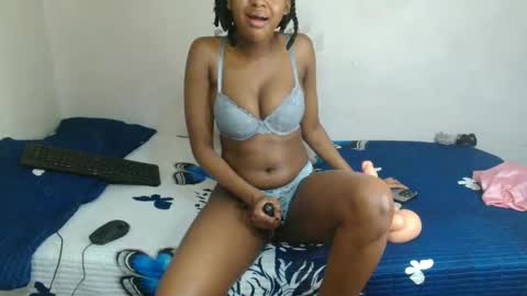 Snapshot of midnightsinx chatting on 11/19/25, 01:22 midnightsinx online show from 11/19/25, 01:22