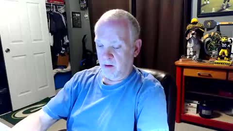 Snapshot of midwestdad09 chatting on 04/17/26, 08:17 midwestdad09 online show from 04/17/26, 08:17