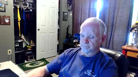 Snapshot of midwestdad09 chatting on 04/17/26, 09:18 midwestdad09 online show from 04/17/26, 09:18