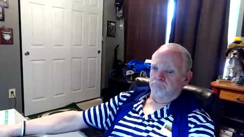 Snapshot of midwestdad09 chatting on 04/18/26, 01:48 midwestdad09 online show from 04/18/26, 01:48
