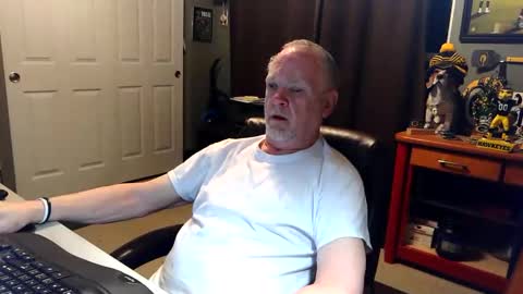 Snapshot of midwestdad09 chatting on 04/20/26, 10:07 midwestdad09 online show from 04/20/26, 10:07