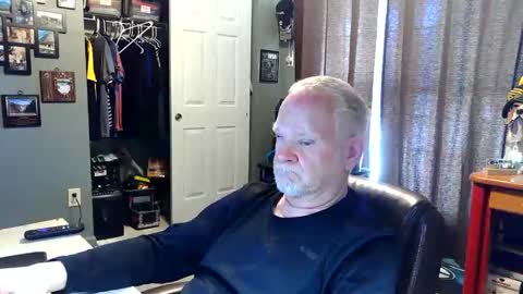 Snapshot of midwestdad09 chatting on 04/21/26, 09:28 midwestdad09 online show from 04/21/26, 09:28