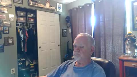 Snapshot of midwestdad09 chatting on 04/23/26, 06:32 midwestdad09 online show from 04/23/26, 06:32