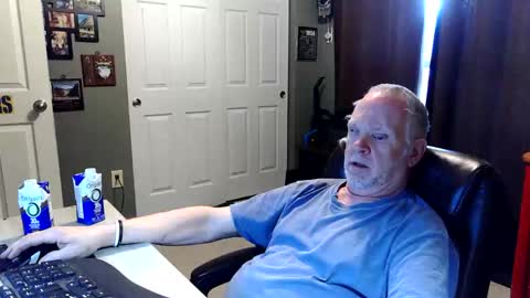 Snapshot of midwestdad09 chatting on 04/24/26, 07:05 midwestdad09 online show from 04/24/26, 07:05