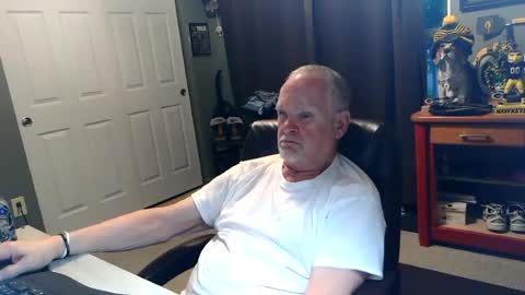 Snapshot of midwestdad09 chatting on 06/18/26, 01:06 midwestdad09 online show from 06/18/26, 01:06