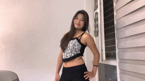 Snapshot of mieshasegura chatting on 10/28/25, 05:37 Mia online show from 10/28/25, 05:37