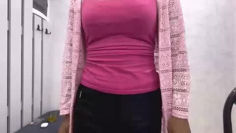 Snapshot of mieshasegura chatting on 11/11/25, 06:52 Mia online show from 11/11/25, 06:52