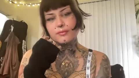 Snapshot of mignightmedliii chatting on 09/26/25, 05:00 Medli online show from 09/26/25, 05:00