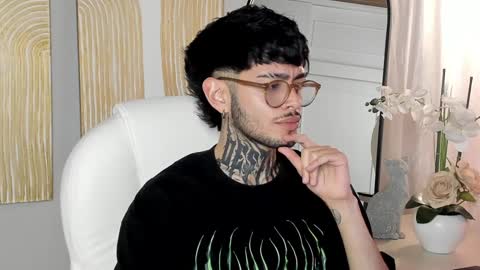 Snapshot of mihailleroy chatting on 01/22/25, 02:26 MIHAIL LEROY finally independent model online show from 01/22/25, 02:26