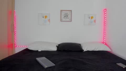 Mia Jones online show from 12/19/25, 07:43