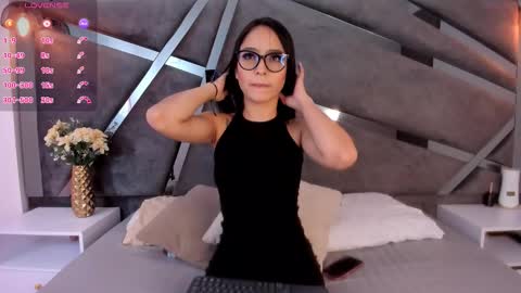 Snapshot of miia_reeves_ chatting on 10/02/25, 12:12 Mia online show from 10/02/25, 12:12