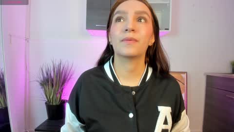 Miia 3 online show from 12/09/24, 11:26