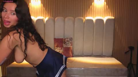 miiaa_evans1 online show from 12/19/25, 07:43