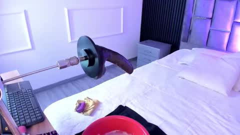 Snapshot of miiaamonroee chatting on 11/12/25, 08:15 Mia Monroe online show from 11/12/25, 08:15