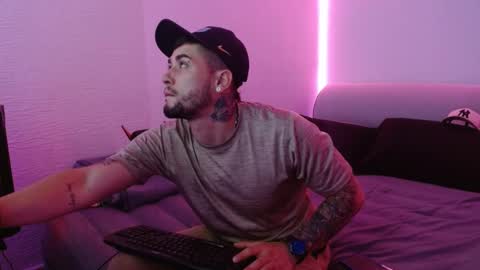 Snapshot of miialiiam0 chatting on 01/08/25, 05:05 Mia and Liam online show from 01/08/25, 05:05