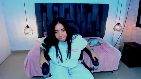 Snapshot of miichael_black chatting on 11/17/25, 12:05 Michael Black online show from 11/17/25, 12:05