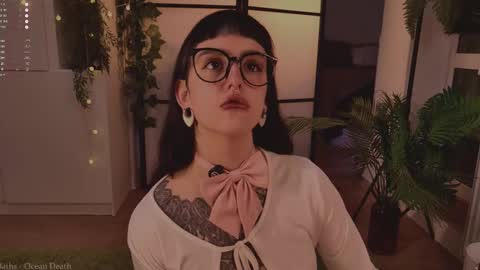 Snapshot of mika_moon_ chatting on 11/13/25, 04:39 mika_moon_ online show from 11/13/25, 04:39