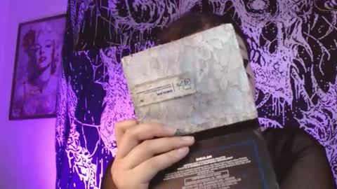 Snapshot of mikaskullcs chatting on 12/21/25, 09:55 Mika online show from 12/21/25, 09:55