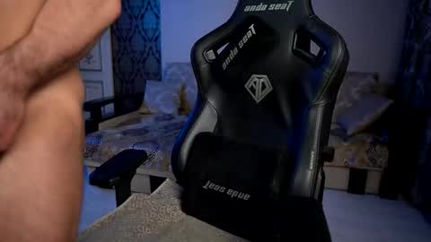 Snapshot of mike0xx chatting on 12/17/25, 12:22 mike0xx online show from 12/17/25, 12:22