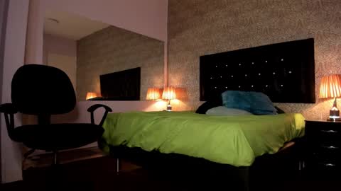 Snapshot of mike2_wills chatting on 12/19/24, 07:07 Mike2 wills online show from 12/19/24, 07:07