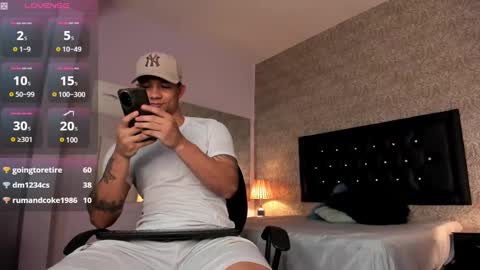 Snapshot of mike2_wills chatting on 12/31/24, 09:42 Mike2 wills online show from 12/31/24, 09:42