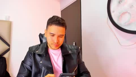 Snapshot of mike_256 chatting on 11/08/25, 11:43 Mike online show from 11/08/25, 11:43