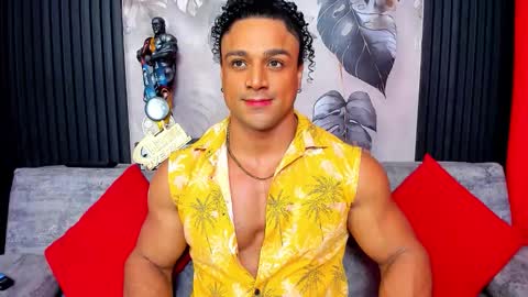 Snapshot of mike_estevess chatting on 11/11/25, 08:14 online show from 11/11/25, 08:14