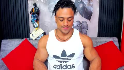 Snapshot of mike_estevess chatting on 11/17/25, 10:32 online show from 11/17/25, 10:32