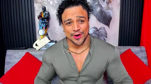 Snapshot of mike_estevess chatting on 12/15/25, 03:44 online show from 12/15/25, 03:44