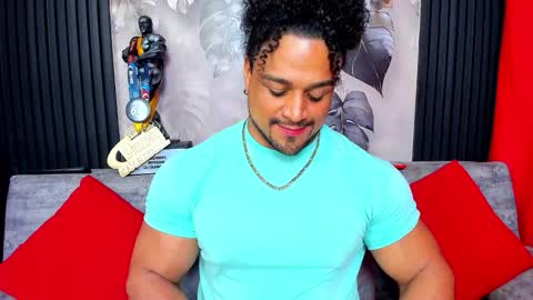 Snapshot of mike_estevess chatting on 12/18/25, 07:36 online show from 12/18/25, 07:36