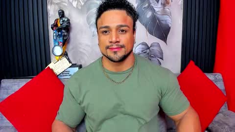 Snapshot of mike_estevess chatting on 12/22/25, 09:28 online show from 12/22/25, 09:28