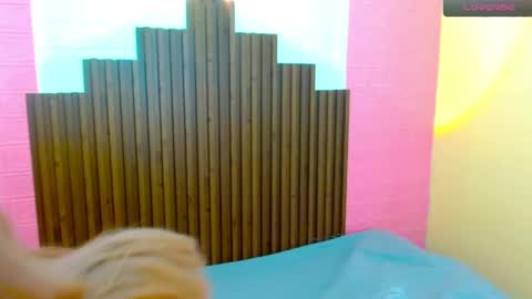 Snapshot of mike_nour chatting on 12/14/24, 09:35 IM MIKE online show from 12/14/24, 09:35