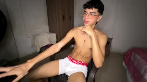 Snapshot of mike_pineapple chatting on 10/28/25, 03:43 Mike Pineapple online show from 10/28/25, 03:43