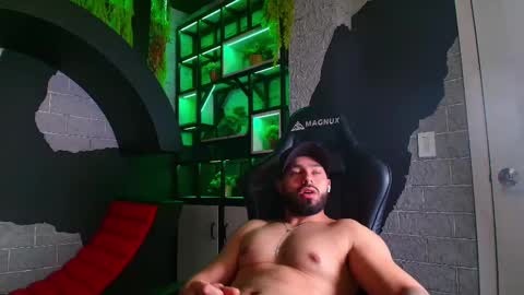 Snapshot of mikeblare chatting on 01/07/25, 01:06 Mike Blare online show from 01/07/25, 01:06