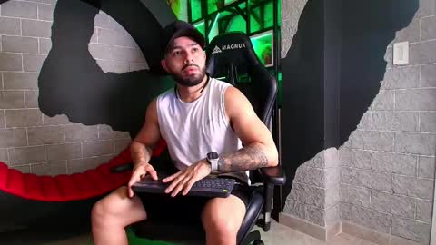 Snapshot of mikeblare chatting on 01/08/25, 07:13 Mike Blare online show from 01/08/25, 07:13