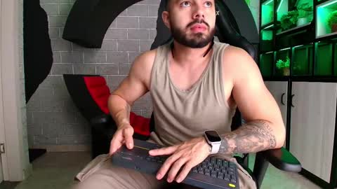 Snapshot of mikeblare chatting on 01/10/25, 07:11 Mike Blare online show from 01/10/25, 07:11