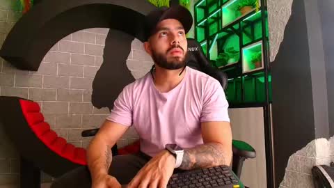 Snapshot of mikeblare chatting on 01/12/25, 07:10 Mike Blare online show from 01/12/25, 07:10